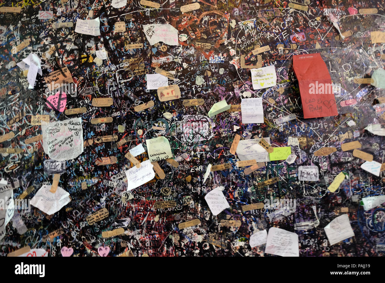Wall full of messages from lovers in Juliet`s House in Verona, Italy Stock Photo Alamy